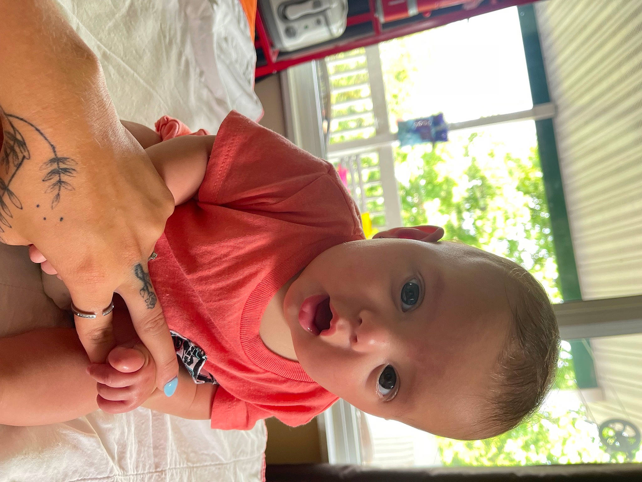 Flora a rejoint le concours — aidez-le/la à gagner de superbes lots ! baby, beauty, child, dress, finger, gesture, happy, hat, human_leg, jewellery, mouth, nose, peach, person, plant, skin, smile, temporary_tattoo, toddler, tree