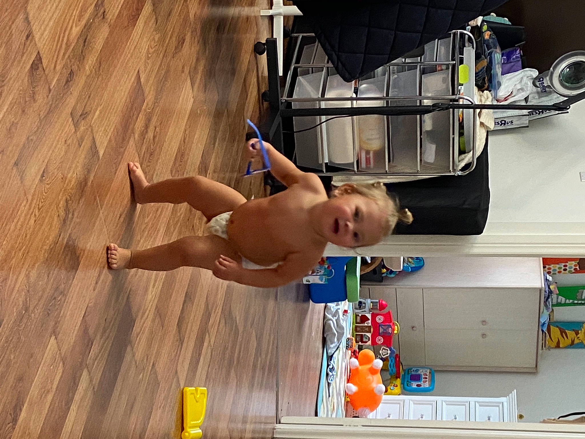 Liana a rejoint le concours — aidez-le/la à gagner de superbes lots ! abdomen, audio_equipment, barechested, bumper, chest, elbow, foot, fun, hardwood, human_leg, knee, leisure, machine, person, physical_fitness, shorts, thigh, trunk, wood, yellow