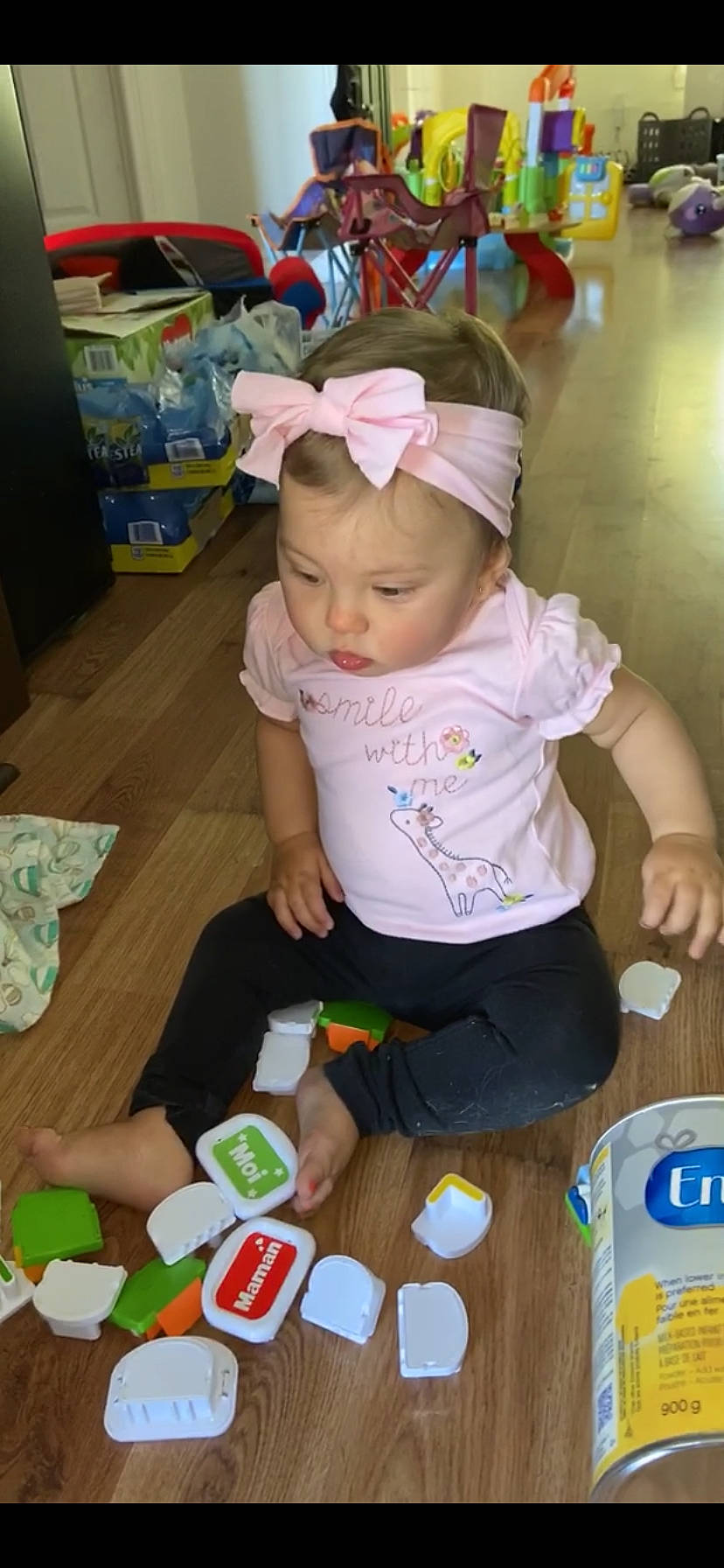 Liana a rejoint le concours — aidez-le/la à gagner de superbes lots ! baby, baby_playing_with_toys, baby_products, baby_toddler_clothing, child, event, fashion_accessory, fun, happy, hat, headband, holiday, party_supply, person, play, room, sitting, skin, sock, toddler