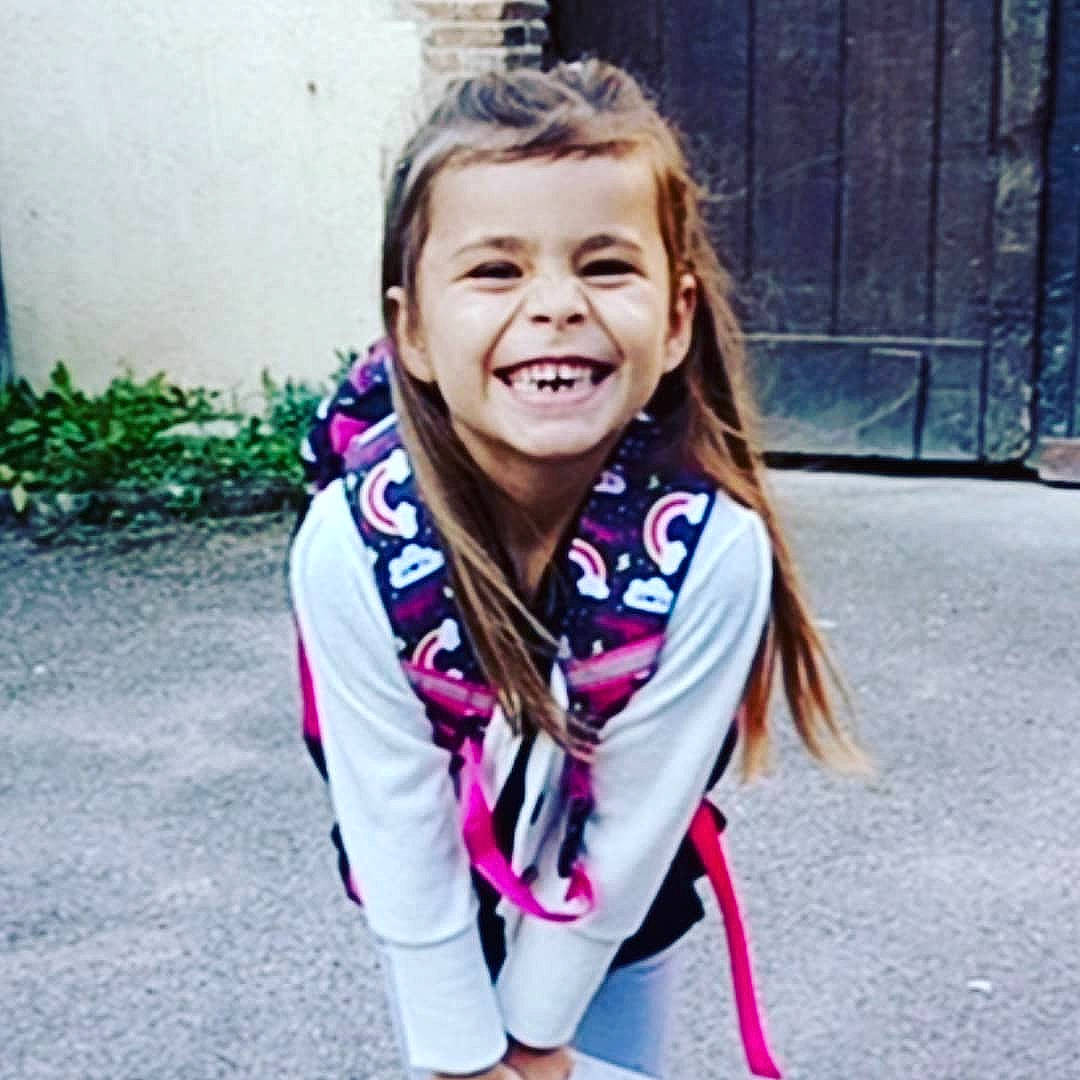 Miya participe au concours pour gagner de l'argent avec cette photo : blond, electric_blue, eye, face, fun, hair, happy, head, jewellery, joy, leisure, lip, neck, person, physical_fitness, plant, recreation, sleeve, smile, sportswear