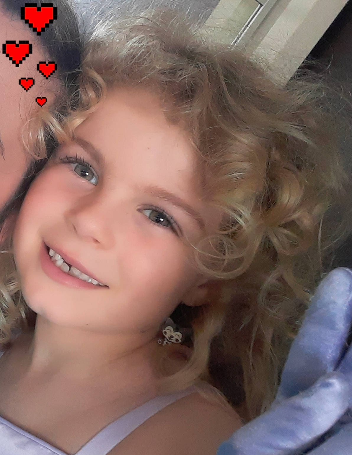 Lyna a rejoint le concours — aidez-le/la à gagner de superbes lots ! brown_hair, cheek, cool, ear, eyebrow, eyelash, flash_photography, forehead, fun, hair, happy, iris, jaw, joy, lip, long_hair, neck, nose, person, skin