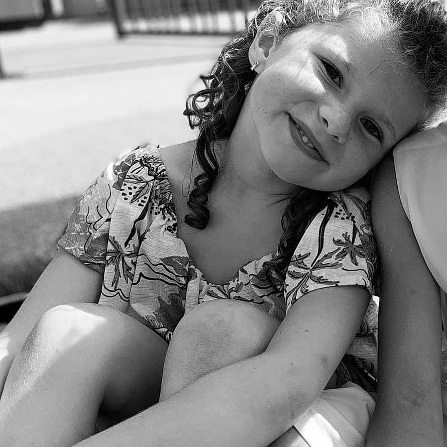 Evana participe au concours pour gagner de l'argent avec cette photo : arm, beauty, black, black_and_white, child, eye, face, joy, lady, leg, lip, monochrome, monochrome_photography, person, photo_shoot, photograph, photography, shoulder, sitting, skin