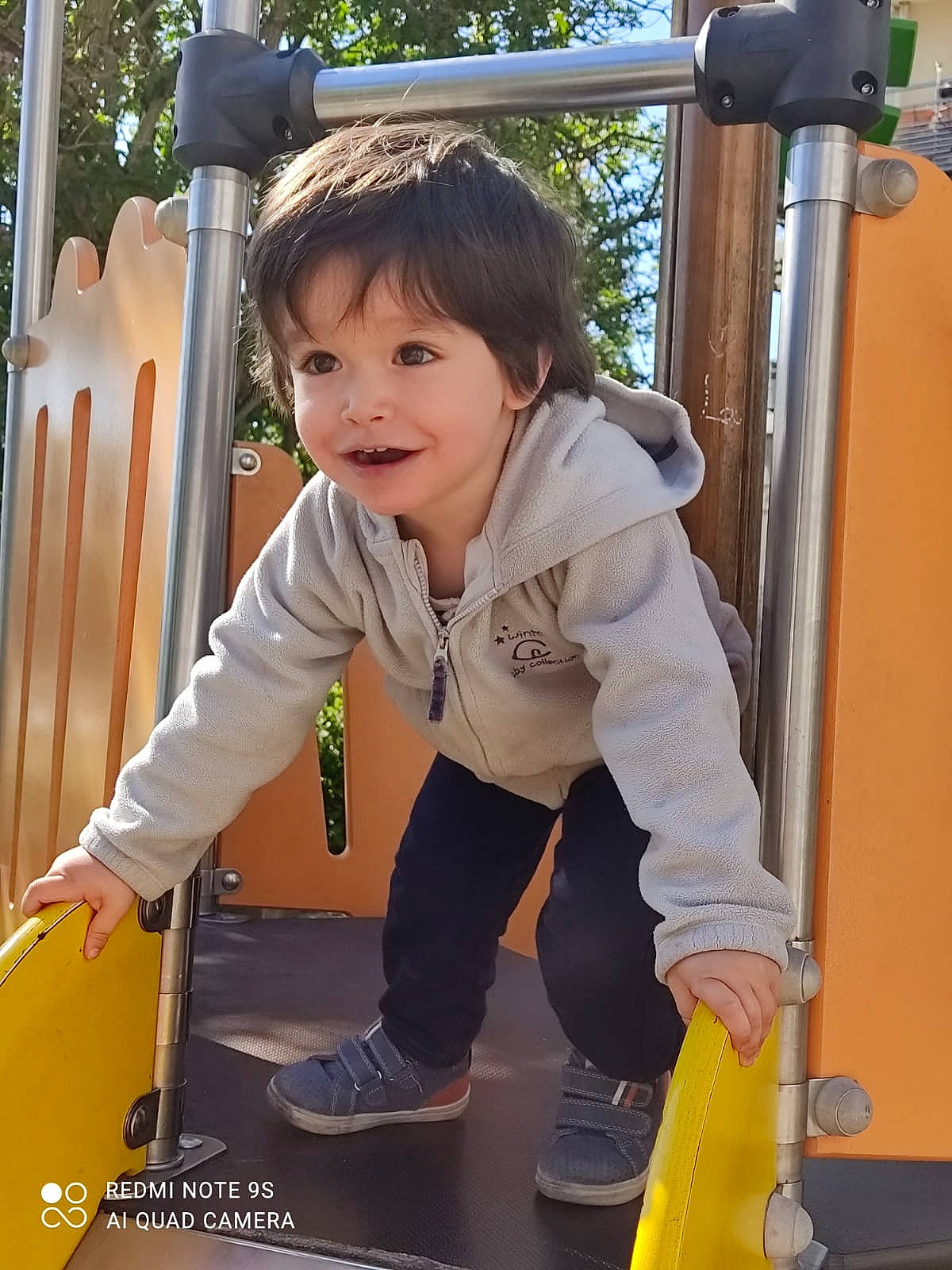 James a rejoint le concours — aidez-le/la à gagner de superbes lots ! baby, baby_toddler_clothing, child, fun, human_settlement, joy, leisure, outdoor_play_equipment, outerwear, people, person, playground, product, public_space, recreation, sleeve, snapshot, standing, swing, toddler