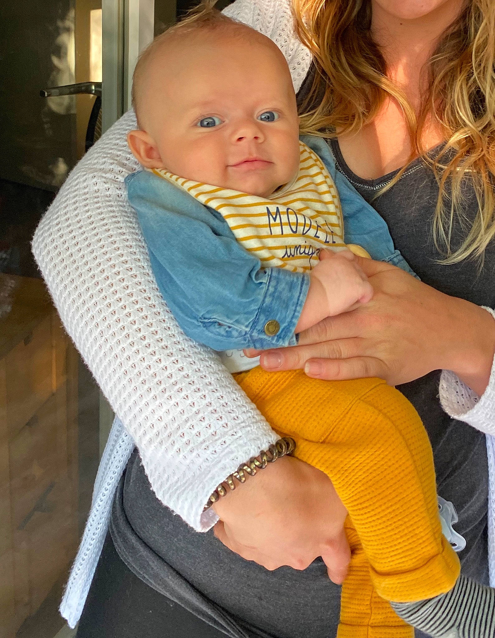 Nao participe au concours pour gagner de l'argent avec cette photo : baby, baby_carriage, baby_products, cheek, child, hug, knitting, lap, leg, outerwear, person, product, sitting, skin, toddler, wool, yellow