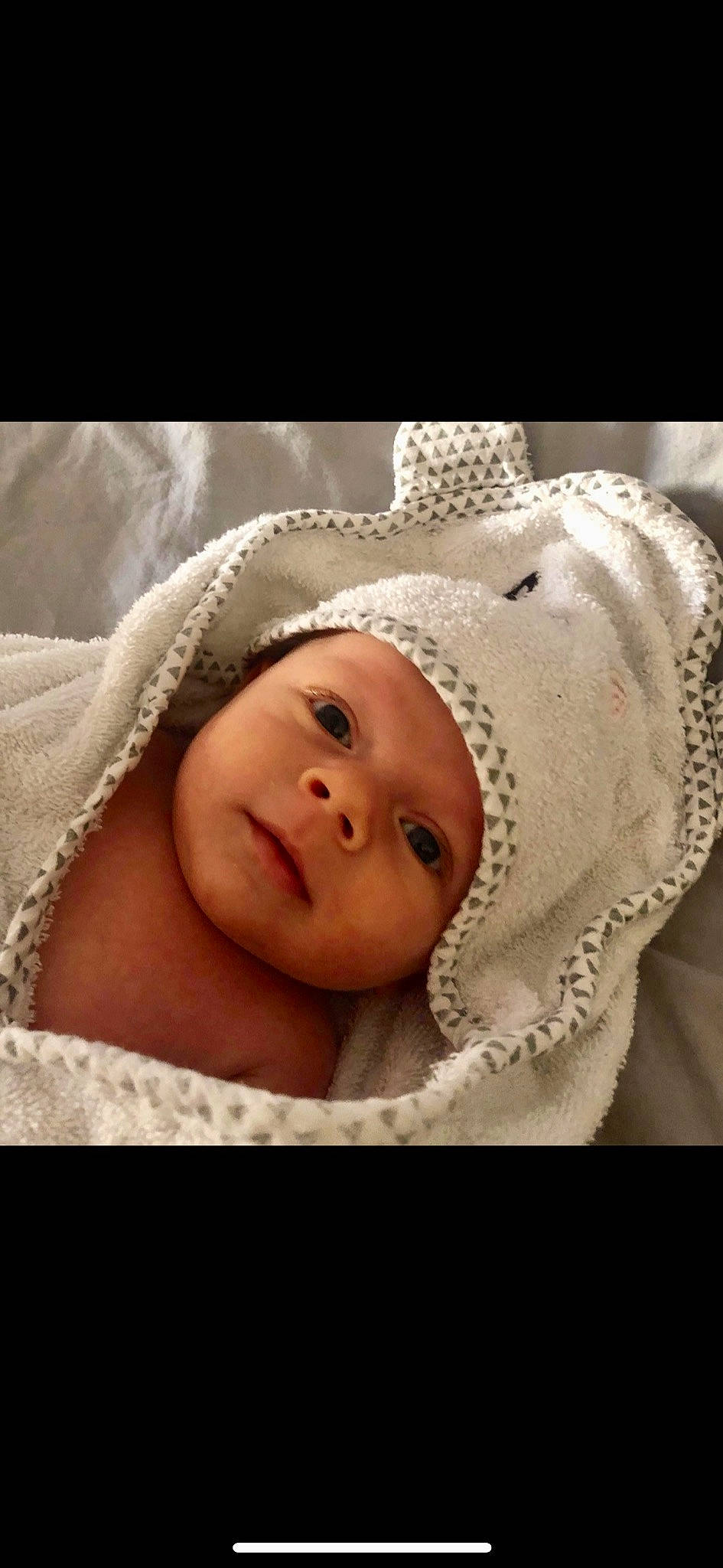 Nao participe au concours pour gagner de l'argent avec cette photo : baby, bonnet, cheek, child, close_up, eye, head, headgear, headwear, lip, mouth, nose, person, photograph, photography, portrait_photography, skin, smile, toddler