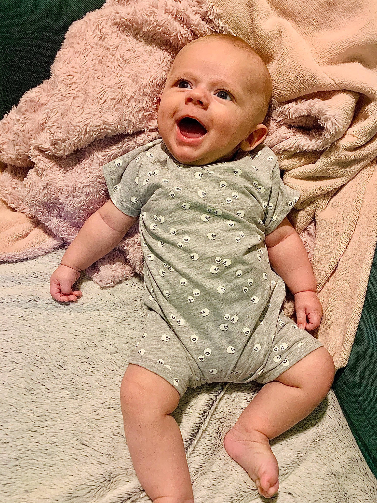 Nao a rejoint le concours — aidez-le/la à gagner de superbes lots ! baby, cheek, child, face, facial_expression, fun, head, lip, nose, person, sitting, skin, sleeve, smile, toddler