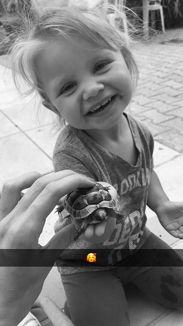 Kiara participe au concours pour gagner de l'argent avec cette photo : arm, black, black_and_white, facial_expression, finger, flash_photography, gesture, hairstyle, hand, happy, human, iris, joy, lip, organ, person, photograph, skin, smile, standing