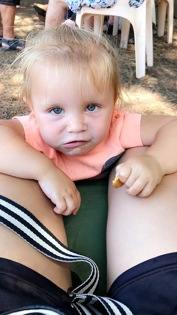 Kiara a rejoint le concours — aidez-le/la à gagner de superbes lots ! baby_toddler_clothing, cheek, cool, eye, finger, gesture, grass, hair, hand, happy, head, human, iris, joint, lip, mammal, muscle, person, skin, toddler