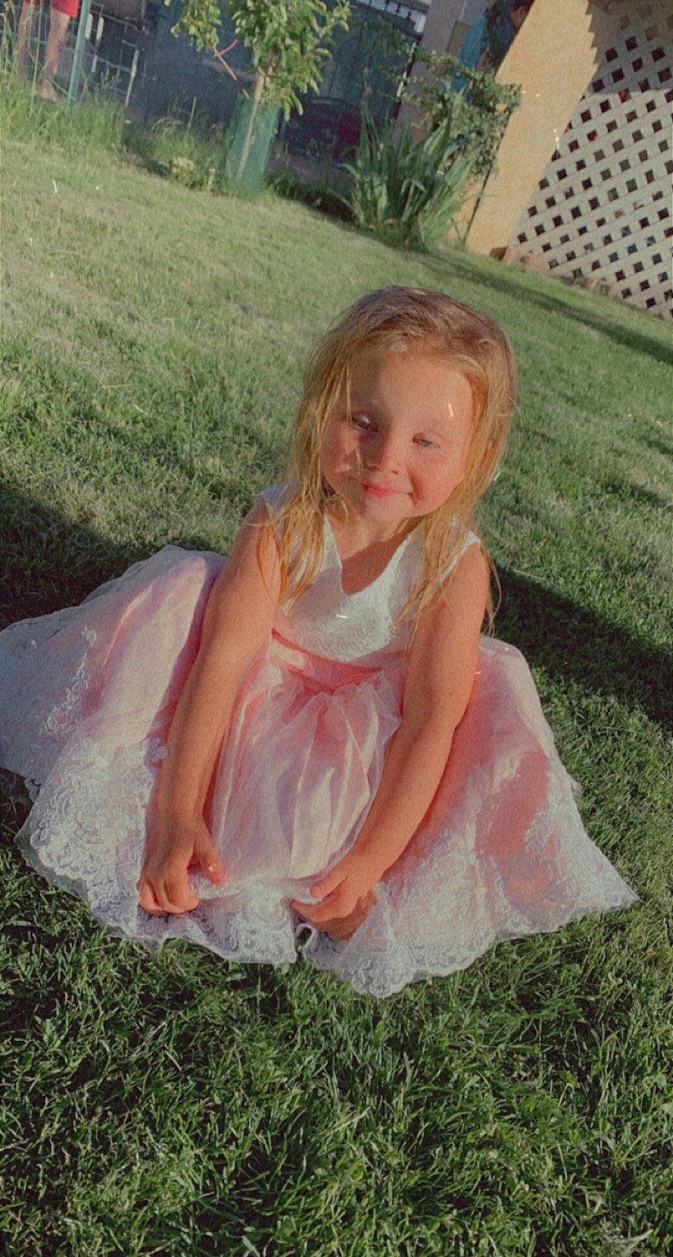 Kiara a rejoint le concours — aidez-le/la à gagner de superbes lots ! baby_toddler_clothing, child, day_dress, dress, eye, facial_expression, fun, grass, grass_family, happy, human_body, joy, lawn, leaf, meadow, people_in_nature, person, pink, plant, summer