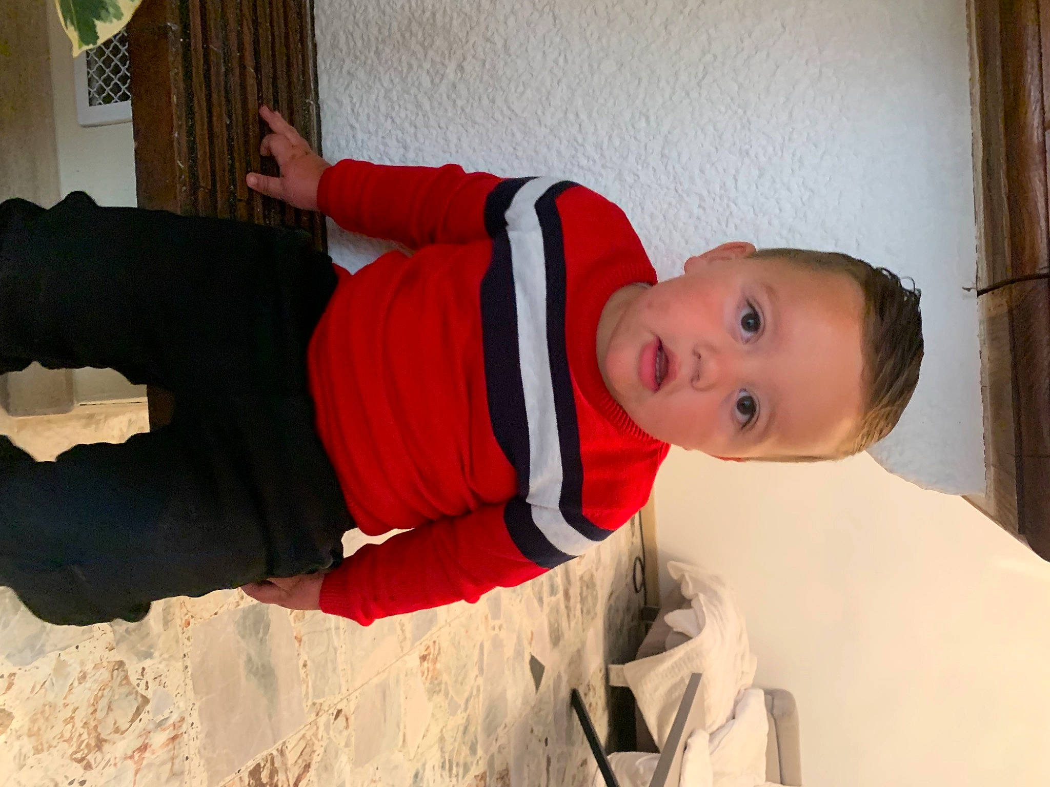 Timéo participe au concours pour gagner de l'argent avec cette photo : baby, baby_toddler_clothing, carmine, child, comfort, curtain, fun, happy, hat, human_leg, knee, person, sitting, sleeve, smile, sock, surprise, thigh, toddler, tree