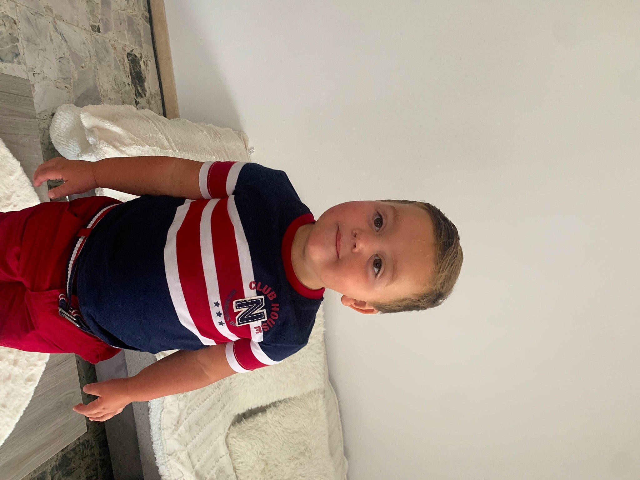 Timéo participe au concours pour gagner de l'argent avec cette photo : carmine, child, elbow, happy, human_leg, knee, person, room, shoulder, sleeve, smile, sportswear, t_shirt, thigh, toddler, trunk, uniform, waist, wrist