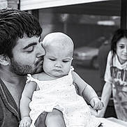 Martocian Leyla participe au concours pour gagner de l'argent avec cette photo : baby, man, child, black_and_white, kiss, family, portrait, love, outdoor, casual_clothing, beard, dress, holding, expression, person, blurred_background, affection, toddler, young_child, candid