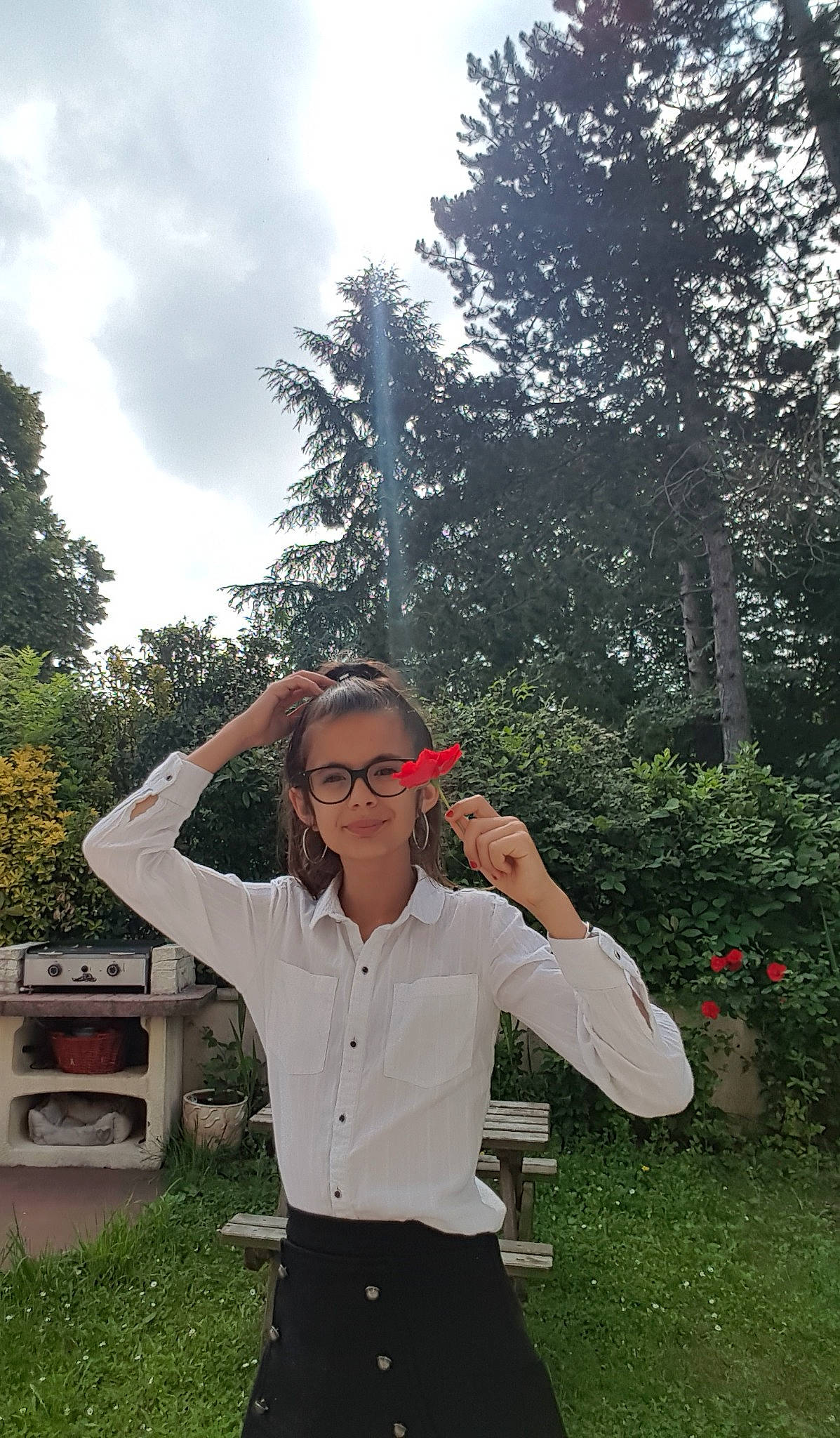 Iliana participe au concours pour gagner de l'argent avec cette photo : botany, eyewear, fun, garden, glasses, grass, jacket, leaf, mountain, outerwear, person, photography, plant, spring, sunglasses, top, tourism, tree, vacation, vision_care