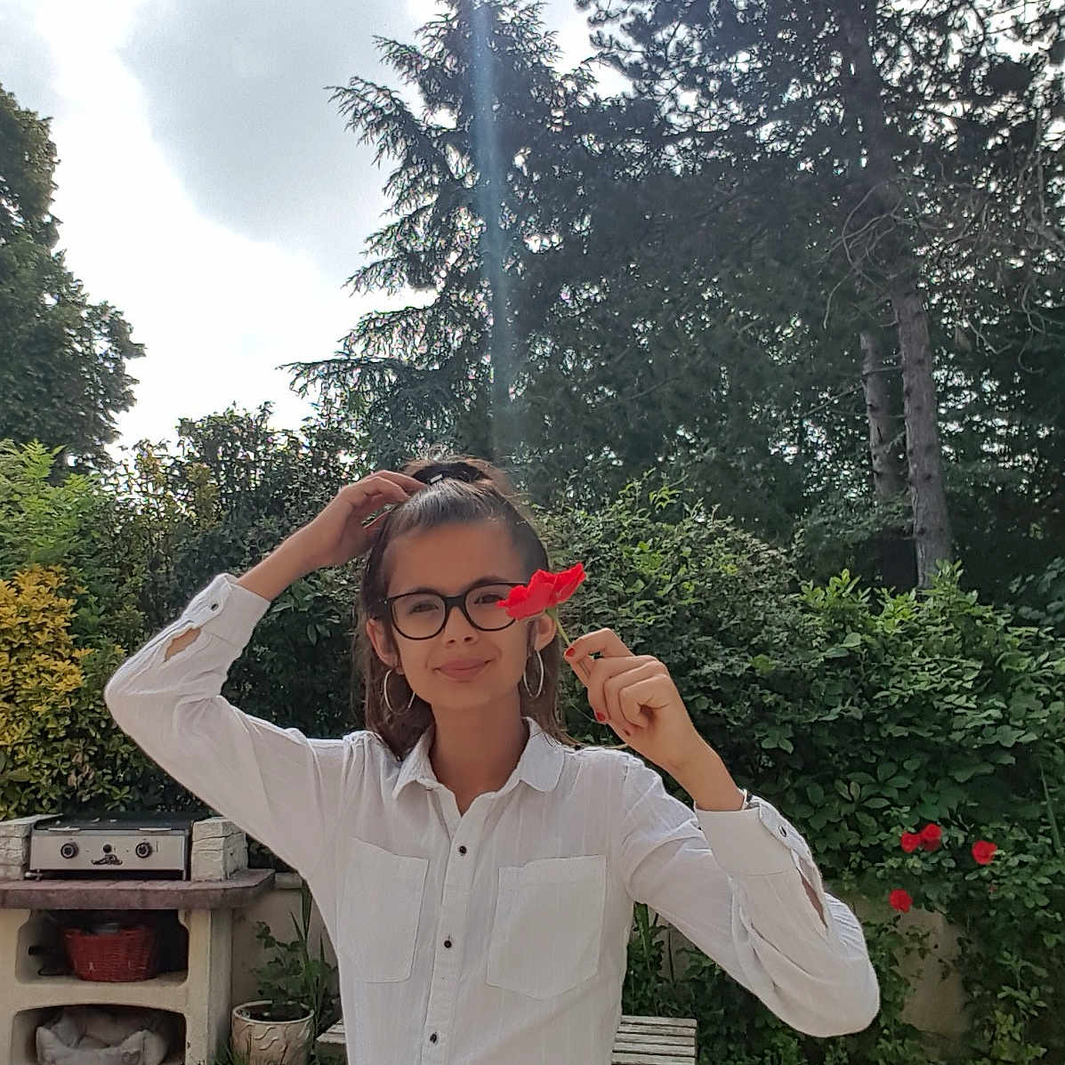 Iliana participe au concours pour gagner de l'argent avec cette photo : botany, eyewear, fun, garden, glasses, grass, jacket, leaf, mountain, outerwear, person, photography, plant, spring, sunglasses, top, tourism, tree, vacation, vision_care