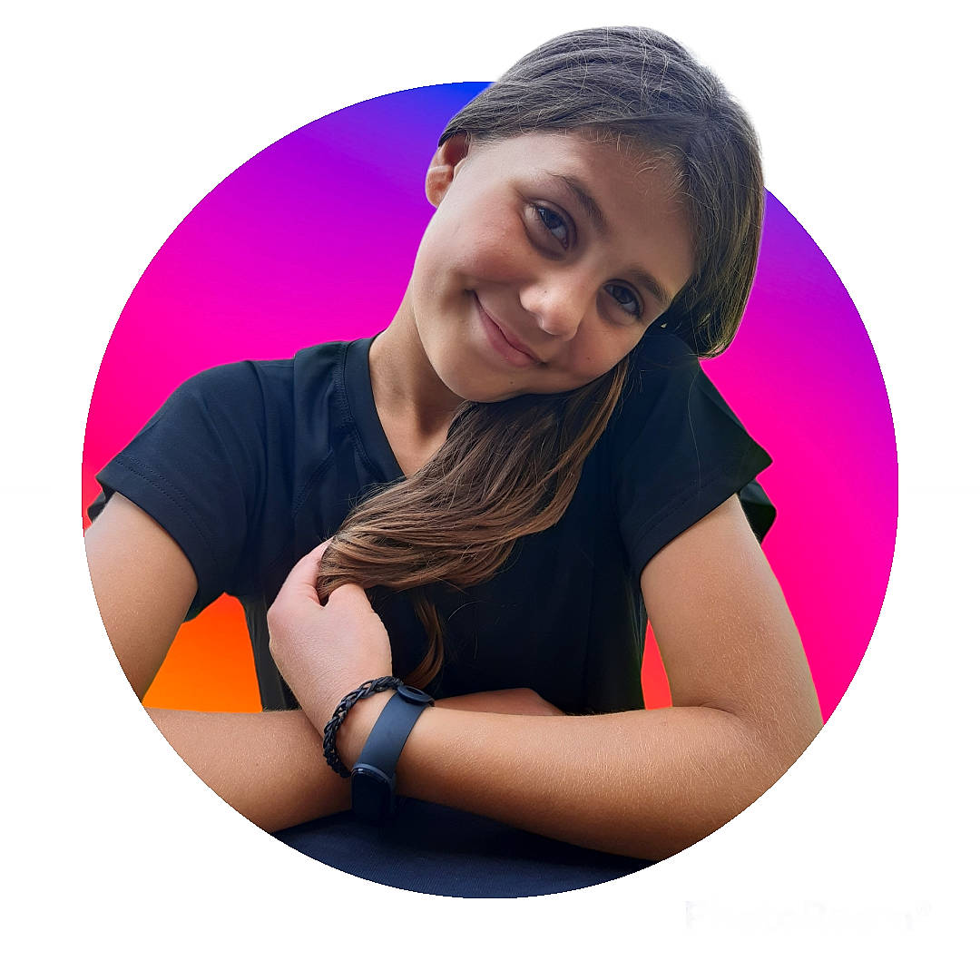 Eurybie a rejoint le concours — aidez-le/la à gagner de superbes lots ! black_hair, comfort, elbow, eye, eyelash, facial_expression, flash_photography, font, gesture, hair, happy, joy, knee, magenta, material_property, person, shirt, sleeve, smile, t_shirt