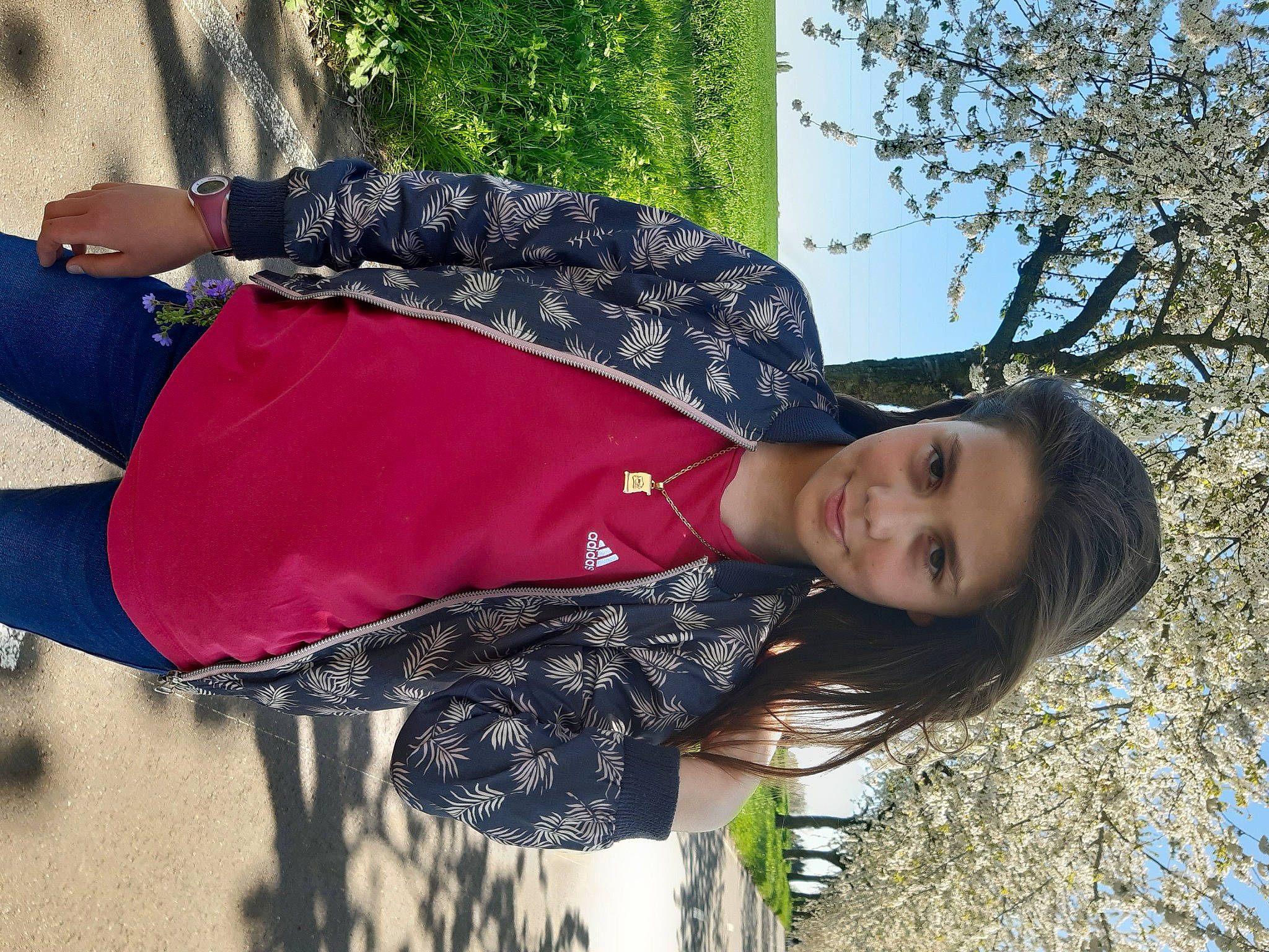 Eurybie a rejoint le concours — aidez-le/la à gagner de superbes lots ! blossom, child, cool, fashion_accessory, fun, grass, happy, joy, leisure, pattern, people_in_nature, person, portrait_photography, sky, sleeve, tints_and_shades, travel, tree, twig, waist