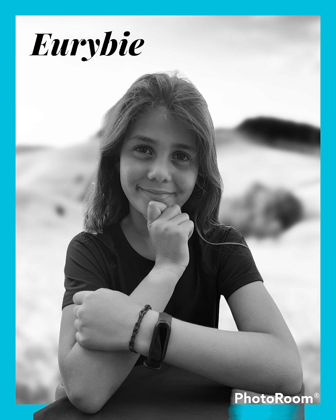 Eurybie participe au concours pour gagner de l'argent avec cette photo : arm, child, flash_photography, font, gesture, hand, happy, joy, monochrome, monochrome_photography, person, portrait, portrait_photography, poster, room, sitting, smile, stock_photography, style, travel