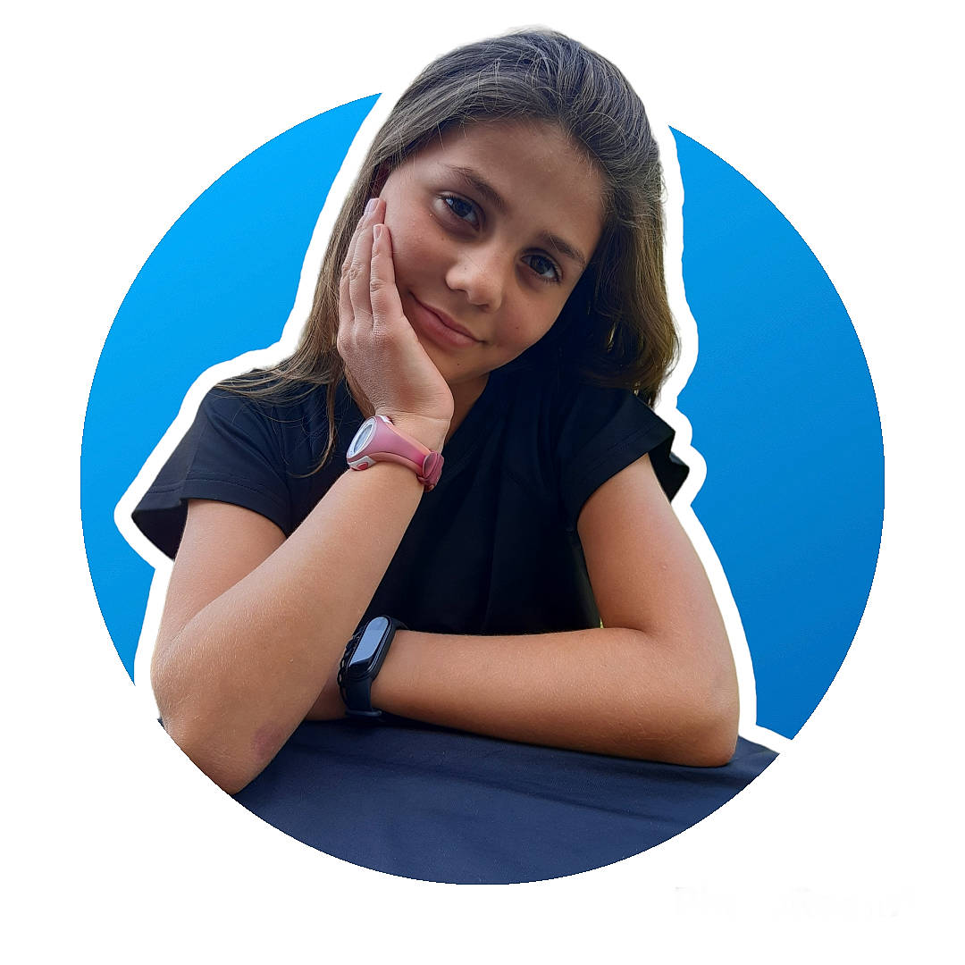 Eurybie a rejoint le concours — aidez-le/la à gagner de superbes lots ! automotive_wheel_system, black_hair, brown_hair, comfort, elbow, electric_blue, eye, eyelash, flash_photography, gesture, hair, happy, joy, layered_hair, long_hair, person, recreation, shirt, sleeve, smile