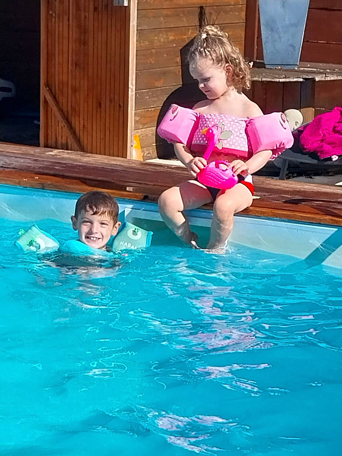 Lyloo a rejoint le concours — aidez-le/la à gagner de superbes lots ! bathing, child, fun, games, happy, indoor_games_and_sports, joy, leisure, leisure_centre, magenta, person, personal_protective_equipment, play, recreation, sitting, sports, swimming_pool, thigh, toddler, vacation