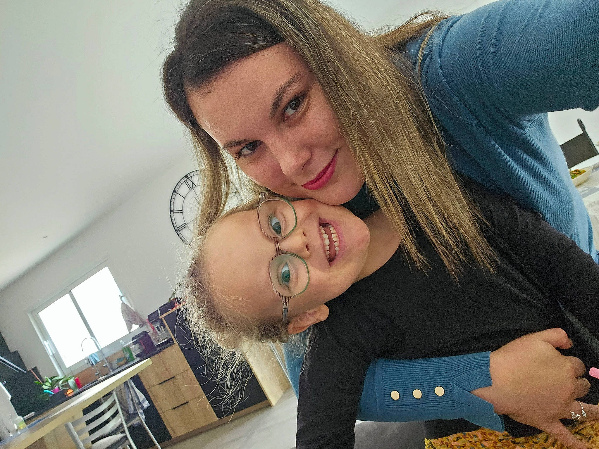 Lyloo participe au concours pour gagner de l'argent avec cette photo : bookcase, event, eyelash, eyewear, fashion_accessory, flash_photography, fun, gesture, happy, hug, jewellery, joy, leisure, love, necklace, person, portrait_photography, selfie, shoulder, smile