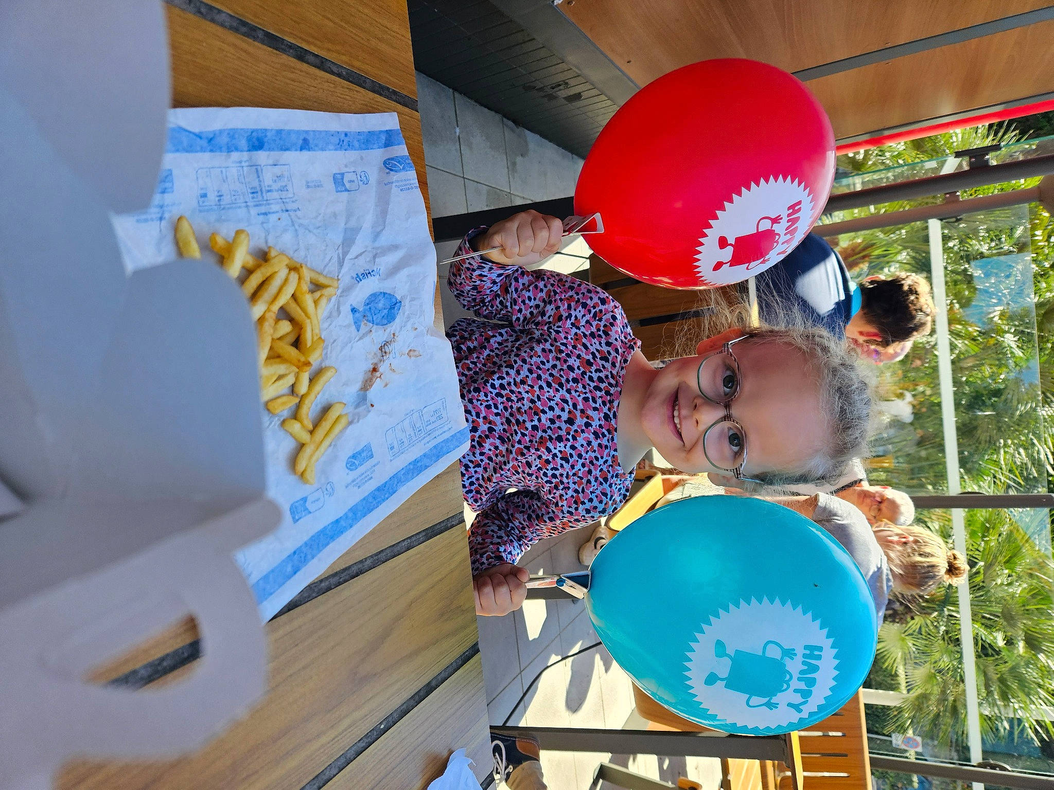 Lyloo a rejoint le concours — aidez-le/la à gagner de superbes lots ! baseball_cap, cap, child, electric_blue, event, fun, happy, hat, helmet, joy, leisure, party_supply, person, personal_protective_equipment, recreation, t_shirt, toddler, tree, vacation, visual_arts