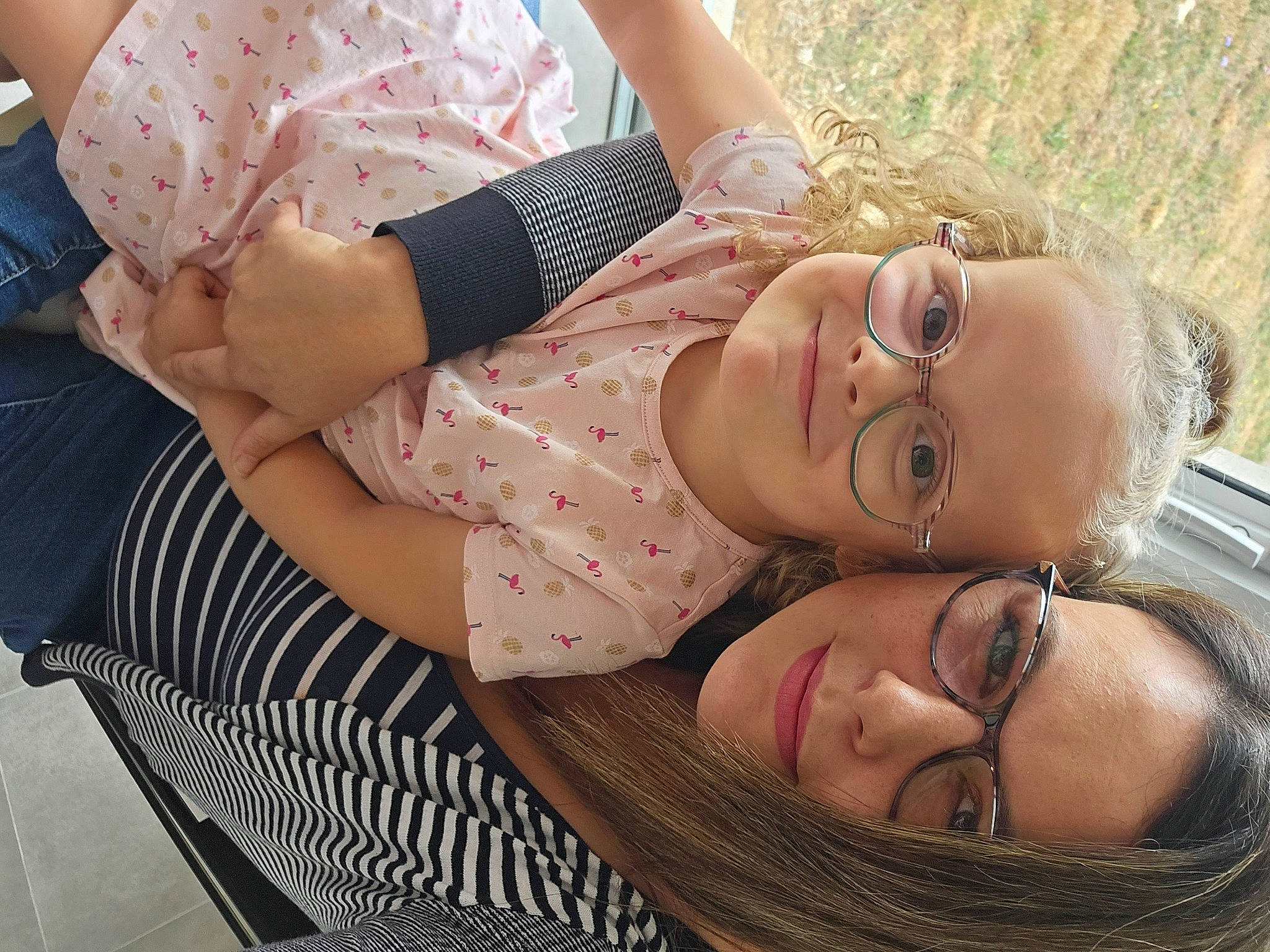 Lyloo participe au concours pour gagner de l'argent avec cette photo : child, comfort, eyewear, fun, gesture, glasses, grass, happy, human_leg, jewellery, joy, leisure, love, pattern, person, plant, sitting, smile, sunglasses, tree