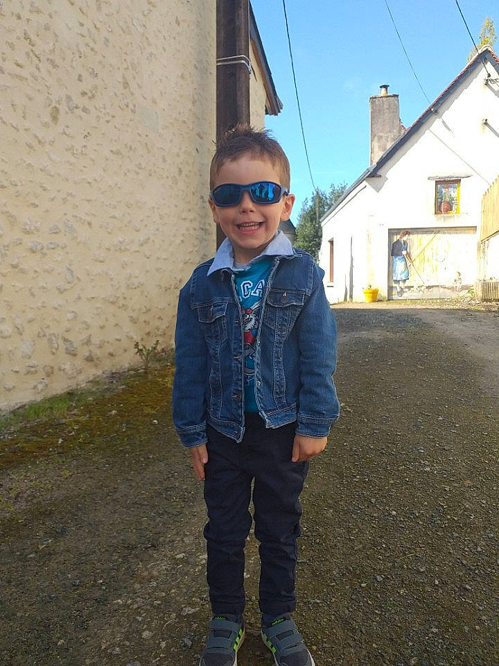 Lino participe au concours pour gagner de l'argent avec cette photo : asphalt, building, clothing, cool, denim, electric_blue, eyewear, fun, house, joy, person, plant, road_surface, sky, sleeve, smile, sunglasses, t_shirt, toddler, travel