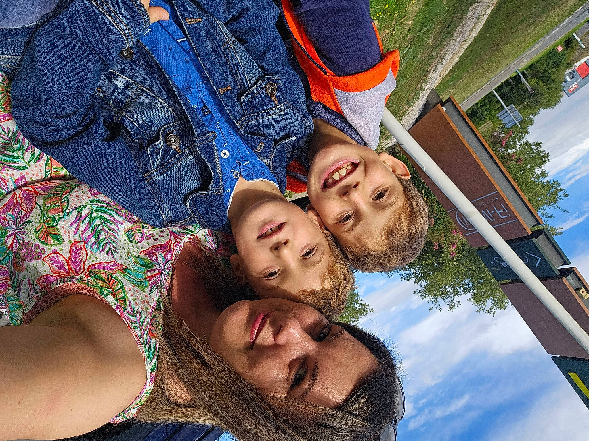 Mathis a rejoint le concours — aidez-le/la à gagner de superbes lots ! child, cloud, event, facial_expression, fun, gesture, grass, happy, joy, leisure, nature, people, people_in_nature, person, photograph, plant, sky, smile, summer, thigh