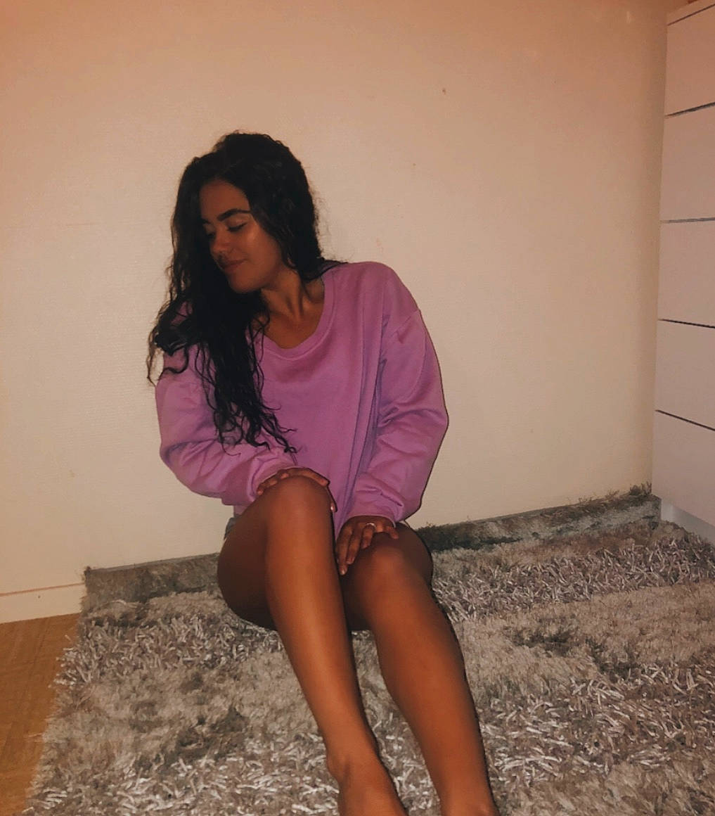 Tatiana a rejoint le concours — aidez-le/la à gagner de superbes lots ! black_hair, brown_hair, camgirl, girl, human_hair_color, human_leg, joint, leg, long_hair, person, photo_shoot, shoulder, sitting, thigh, trunk