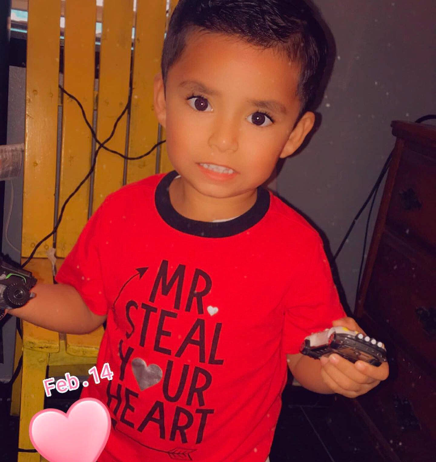 Link is registered to the contest to win money with this photo: arm, child, cool, finger, person, play, t_shirt, thumb, toddler