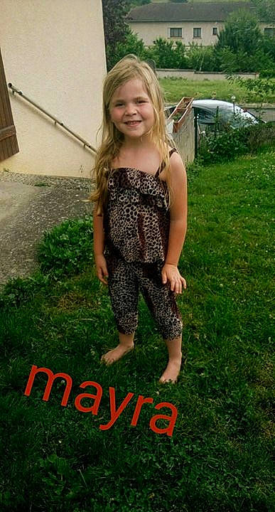 Mayra a rejoint le concours — aidez-le/la à gagner de superbes lots ! arm, child, clothing, fun, girl, grass, happiness, joint, joy, lawn, leg, photo_shoot, plant, shoulder, smile, summer, toddler, tree, trunk, vacation