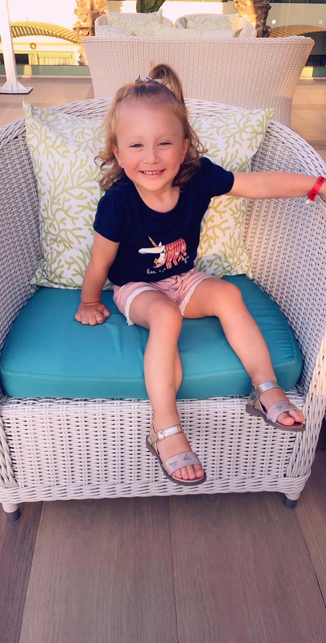 Lya a rejoint le concours — aidez-le/la à gagner de superbes lots ! baby, chair, child, furniture, joy, leg, person, play, product, sitting, toddler, wicker