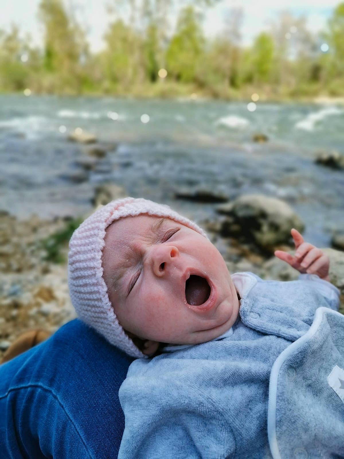 Aloy participe au concours pour gagner de l'argent avec cette photo : baby, baby_toddler_clothing, child, fun, grass, happy, landscape, leisure, people_in_nature, person, personal_protective_equipment, rock, sand, sitting, skin, sunglasses, toddler, tree, water, wilderness