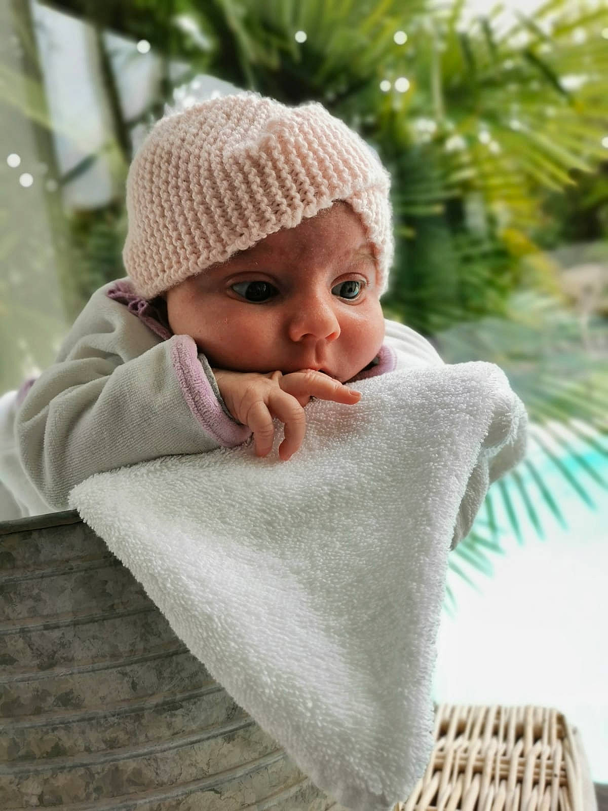 Aloy participe au concours pour gagner de l'argent avec cette photo : baby, baby_toddler_clothing, cap, comfort, face, grass, happy, headgear, headwear, knit_cap, leisure, linens, pattern, person, sitting, skin, sleeve, textile, toddler, wood