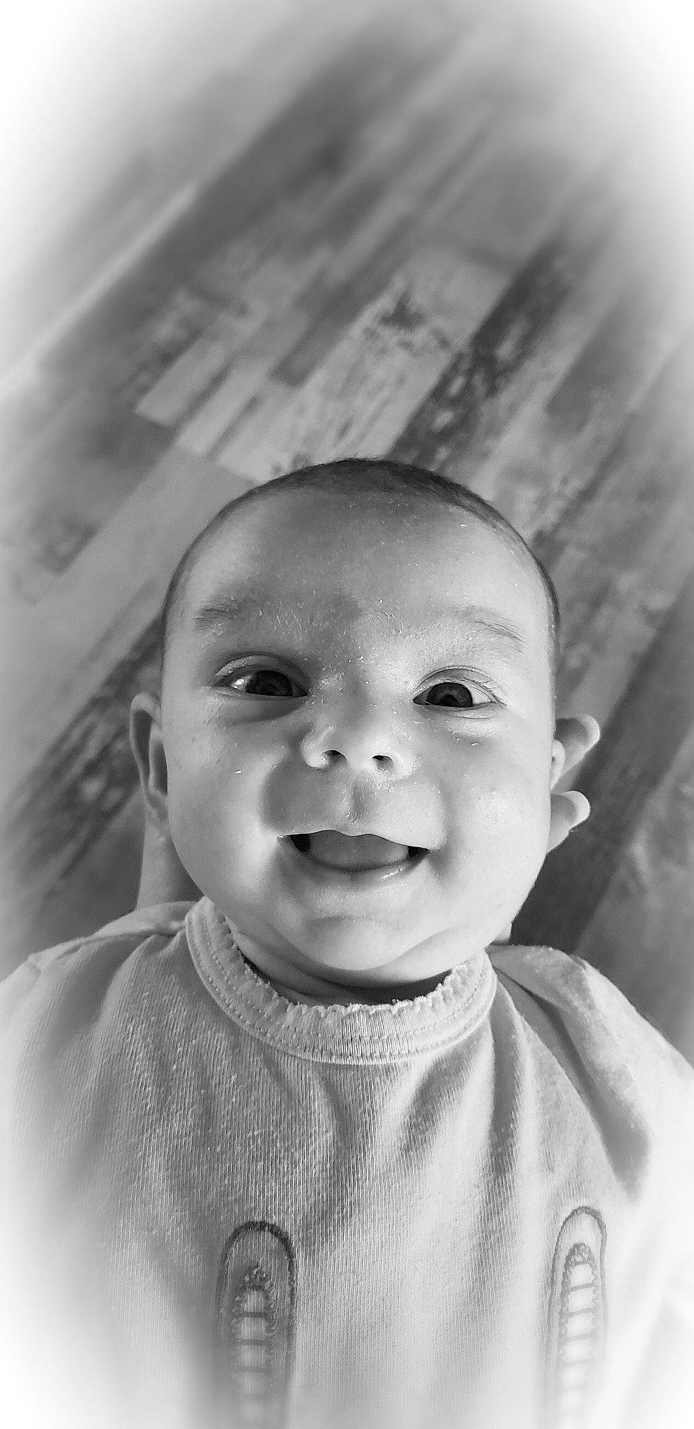 Aloy participe au concours pour gagner de l'argent avec cette photo : black, cheek, chin, eye, eyebrow, flash_photography, forehead, happy, iris, jaw, lip, mouth, nose, organ, person, photograph, skin, sleeve, smile, standing