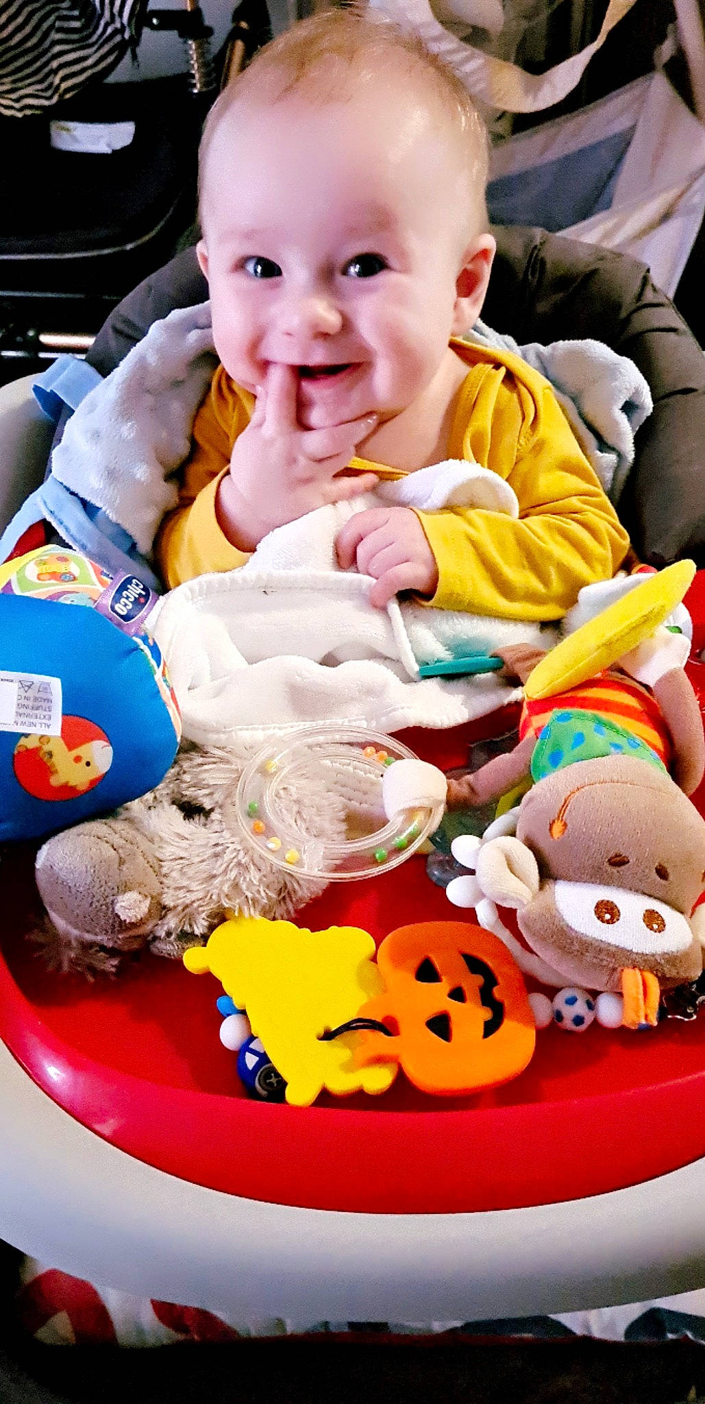 Ezio a rejoint le concours — aidez-le/la à gagner de superbes lots ! baby, baby_toddler_clothing, baby_toys, cheek, child, event, facial_expression, fun, happy, linens, mouth, orange, people, person, plush, smile, stuffed_toy, toddler, toy, white