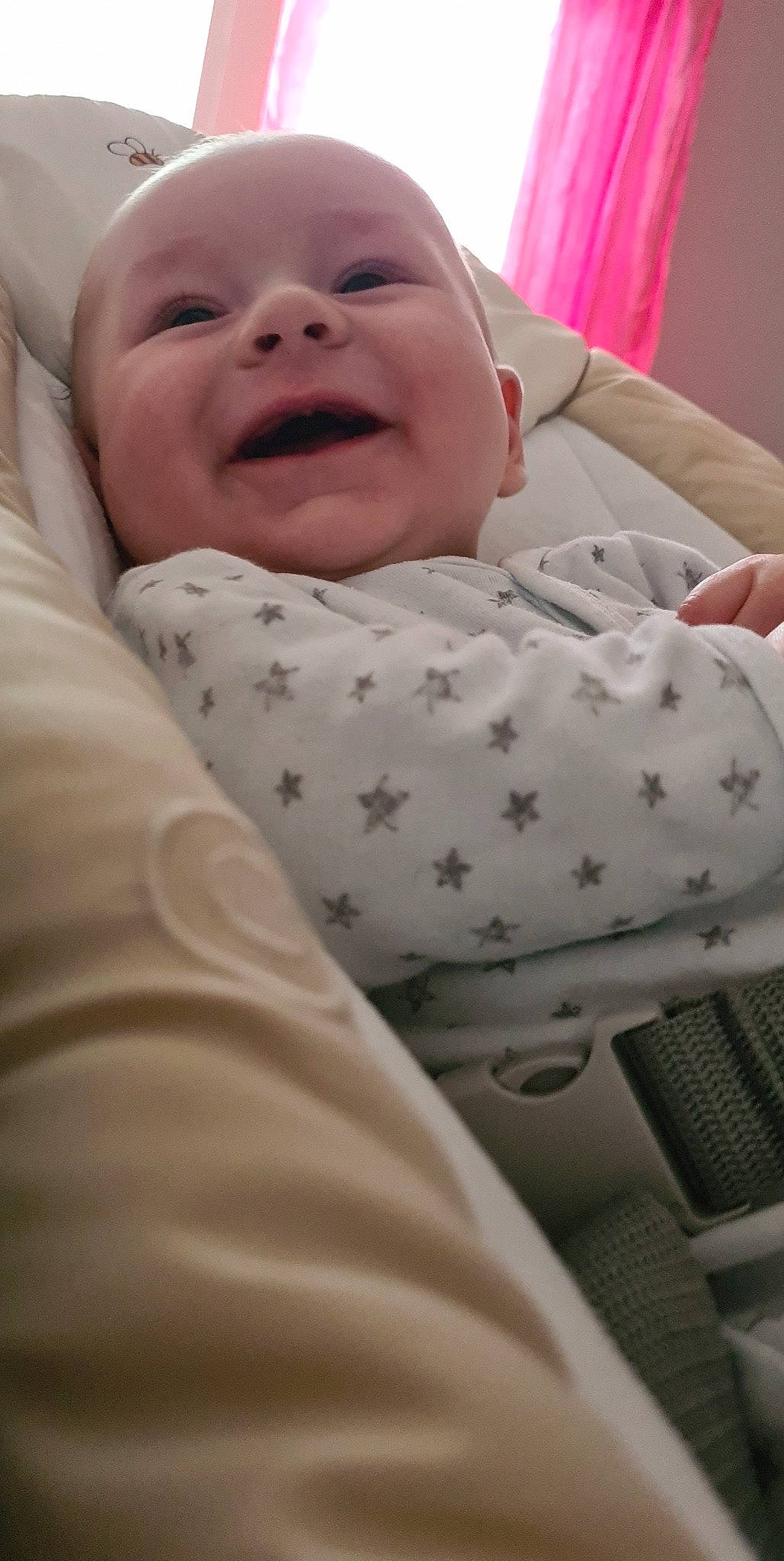 Ezio a rejoint le concours — aidez-le/la à gagner de superbes lots ! baby, baby_products, baby_toddler_clothing, bedtime, cheek, child, comfort, eyebrow, finger, happy, head, linens, mouth, nose, person, room, skin, sleeve, smile, textile