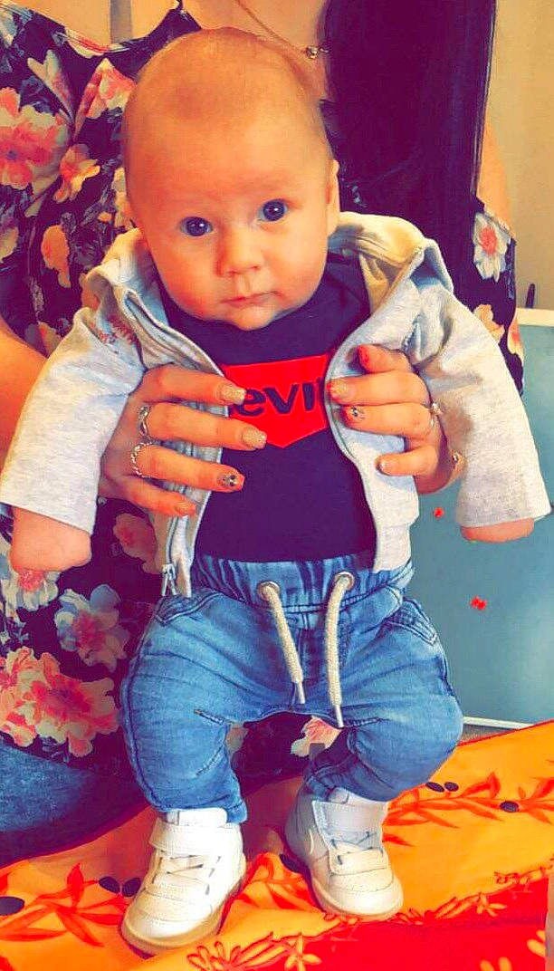 Ezio participe au concours pour gagner de l'argent avec cette photo : baby, baby_toddler_clothing, cheek, eye, facial_expression, finger, hairstyle, hand, happy, head, iris, jeans, mouth, orange, organ, person, product, red, skin, textile