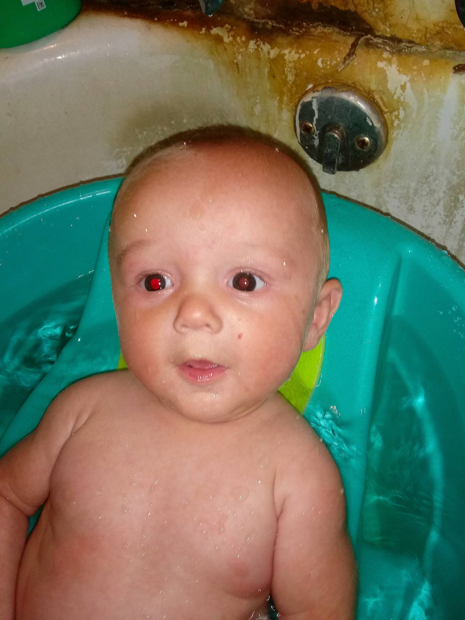 Hunter is registered to the contest to win money with this photo: baby, baby_bathing, bathing, bathtub, cheek, child, eye, face, forehead, head, iris, nose, person, skin, toddler