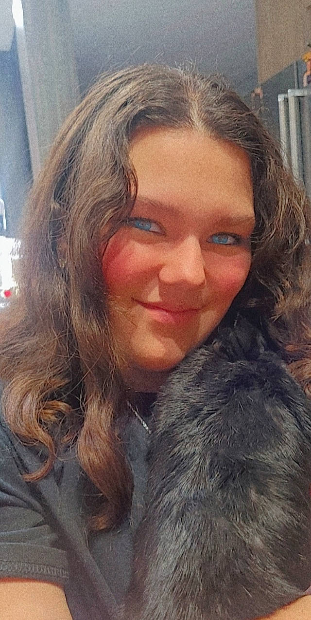 Enricka participe au concours pour gagner de l'argent avec cette photo : beard, black_hair, brown_hair, cheek, chin, eyebrow, eyelash, forehead, fun, fur, fur_clothing, hair, happy, joy, layered_hair, lip, long_hair, nose, person, skin