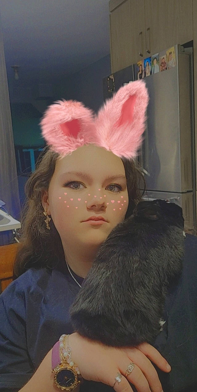 Enricka participe au concours pour gagner de l'argent avec cette photo : animal_product, artificial_hair_integrations, bangs, ear, event, eyelash, fashion, fashion_accessory, fashion_design, feather, fur, fur_clothing, hair_accessory, hair_coloring, head, headgear, headpiece, long_hair, natural_material, person