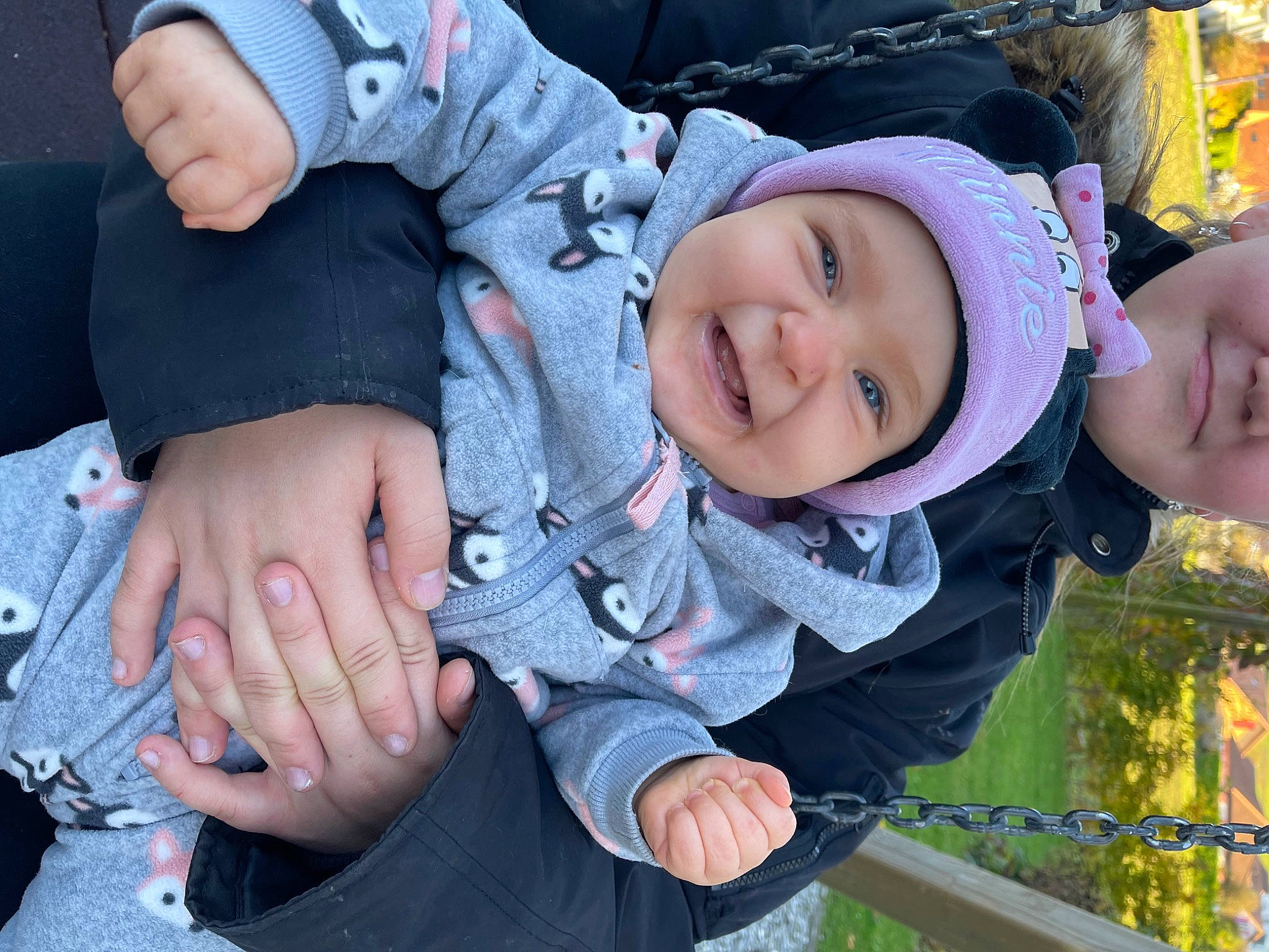 Typhaine a rejoint le concours — aidez-le/la à gagner de superbes lots ! baby, baby_products, baby_toddler_clothing, child, fun, gesture, grass, hand, happy, hat, headwear, interaction, joy, leaf, leisure, person, plant, skin, smile, spring