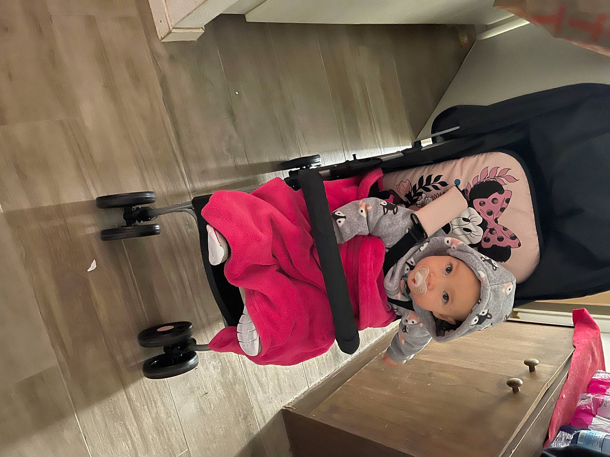 Typhaine participe au concours pour gagner de l'argent avec cette photo : baby, baby_products, baby_toddler_clothing, bag, baggage, carmine, child, comfort, flooring, hardwood, hat, headwear, linens, luggage_and_bags, magenta, person, room, sleeve, t_shirt, toddler