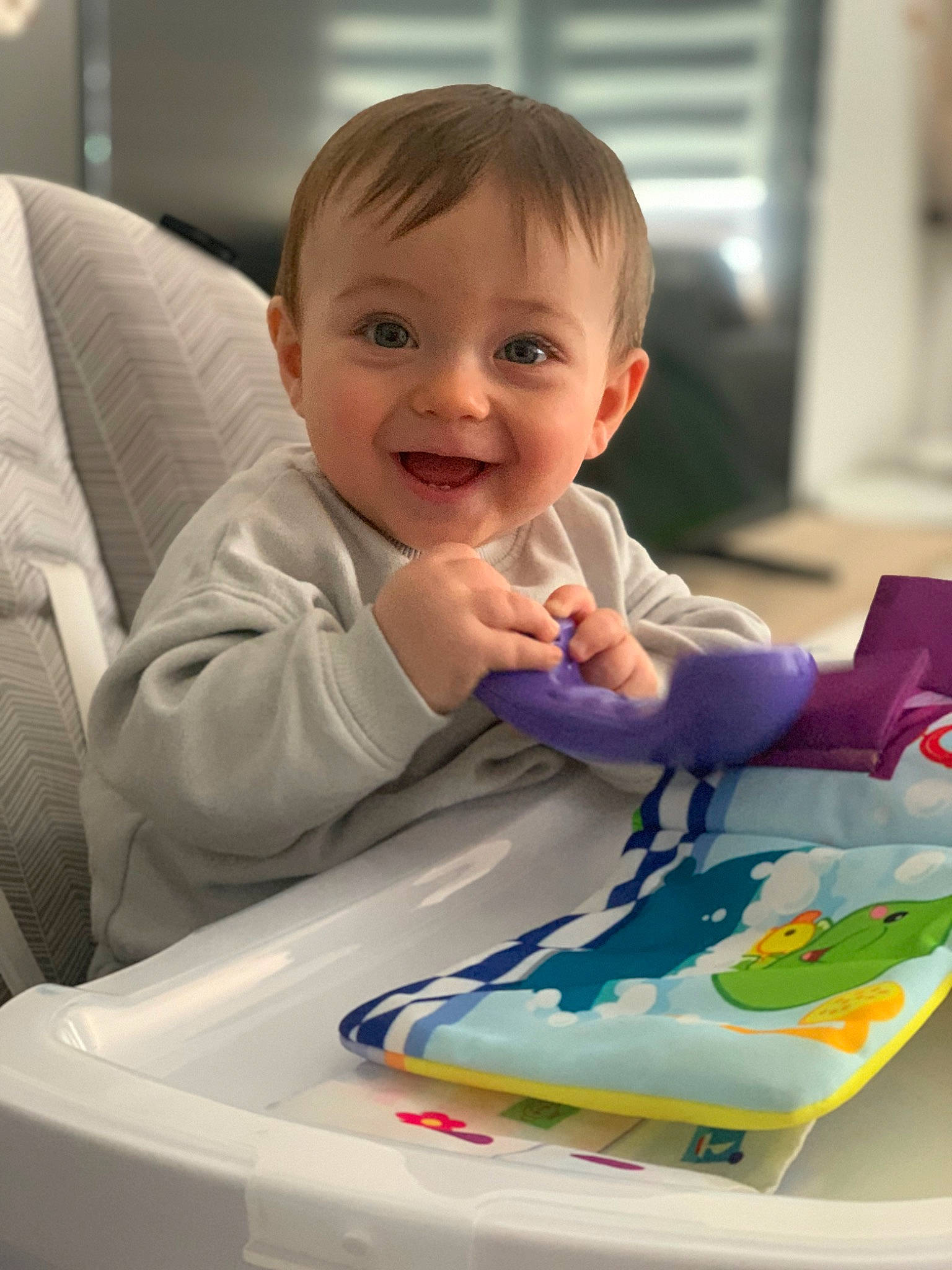 Kerem a rejoint le concours — aidez-le/la à gagner de superbes lots ! baby, baby_playing_with_toys, baby_toddler_clothing, cheek, child, comfort, finger, fun, happy, joy, person, play, product, room, sharing, sitting, skin, smile, t_shirt, thumb