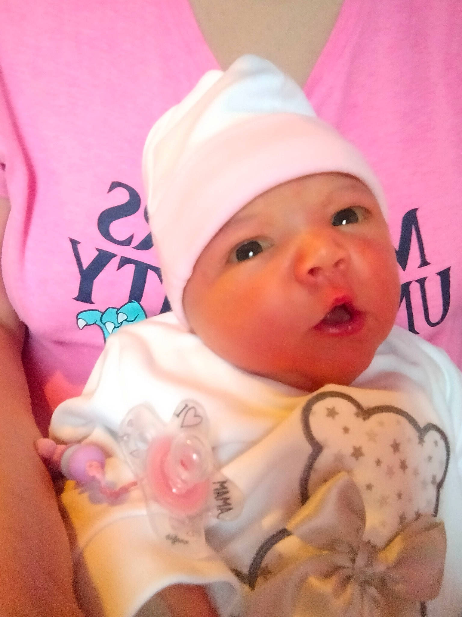 Inaya a rejoint le concours — aidez-le/la à gagner de superbes lots ! baby, baby_toddler_clothing, cap, cheek, child, chin, eyebrow, eyelash, face, facial_expression, finger, happy, headgear, headwear, lip, mouth, person, pink, skin, sleeve