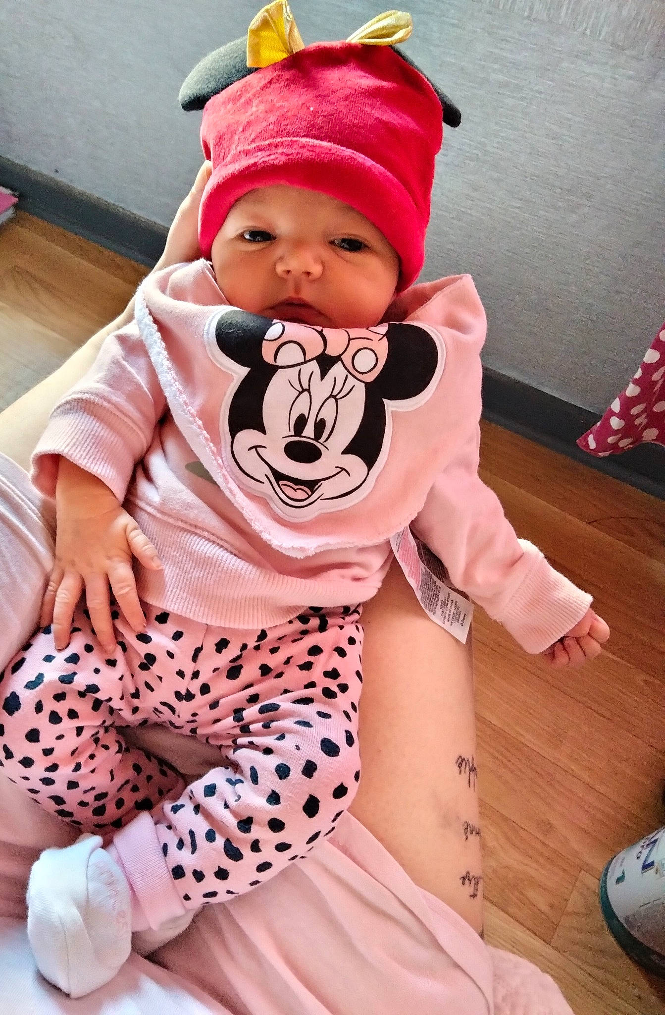 Inaya a rejoint le concours — aidez-le/la à gagner de superbes lots ! baby, baby_toddler_clothing, cap, carmine, child, costume_hat, entertainment, fictional_character, fun, happy, headgear, headwear, magenta, orange, pattern, performing_arts, person, pink, sitting, sleeve