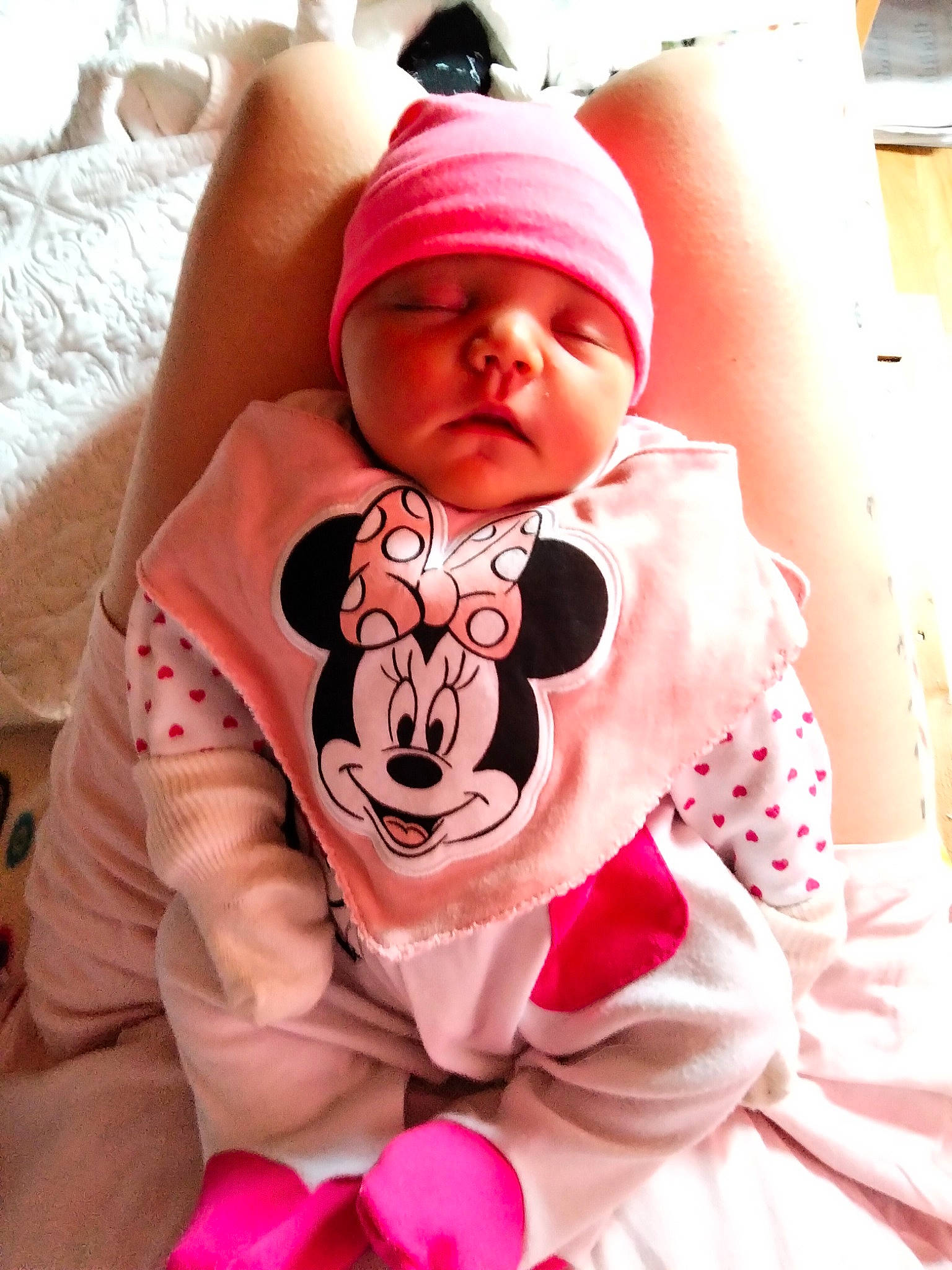 Inaya participe au concours pour gagner de l'argent avec cette photo : baby, baby_products, baby_safety, baby_sleeping, baby_toddler_clothing, cap, cheek, comfort, face, happy, head, headgear, headwear, linens, magenta, mouth, person, pink, sleeve, t_shirt