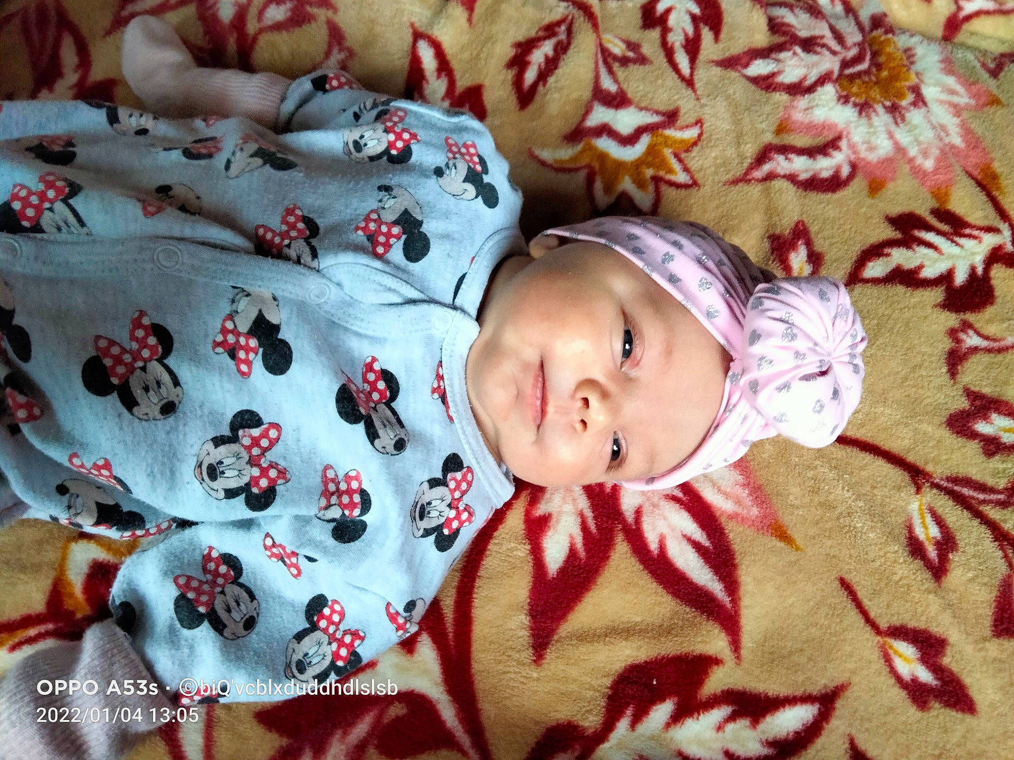 Inaya Maes participe au concours pour gagner de l'argent avec cette photo : baby, baby_toddler_clothing, carmine, cheek, child, comfort, happy, hat, headwear, linens, nightwear, pattern, person, red, room, skin, sleeve, smile, textile, toddler