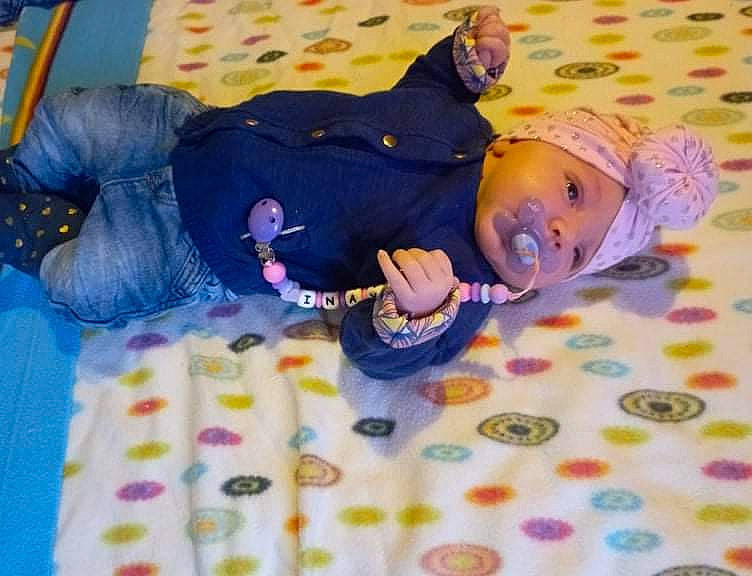 Inaya Maes participe au concours pour gagner de l'argent avec cette photo : baby, baby_products, baby_toddler_clothing, child, comfort, flooring, fun, happy, headwear, leisure, linens, pattern, person, pink, play, purple, room, textile, toddler, toy