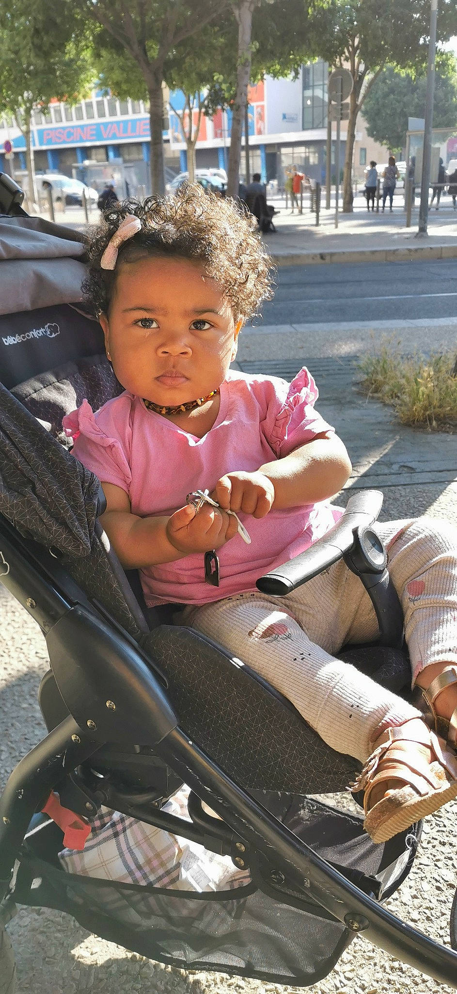 Juliana participe au concours pour gagner de l'argent avec cette photo : auto_part, baby_carriage, baby_products, chair, comfort, grass, hairstyle, happy, human_leg, lap, leisure, motor_vehicle, person, pink, plant, road, sitting, skin, tire, toddler